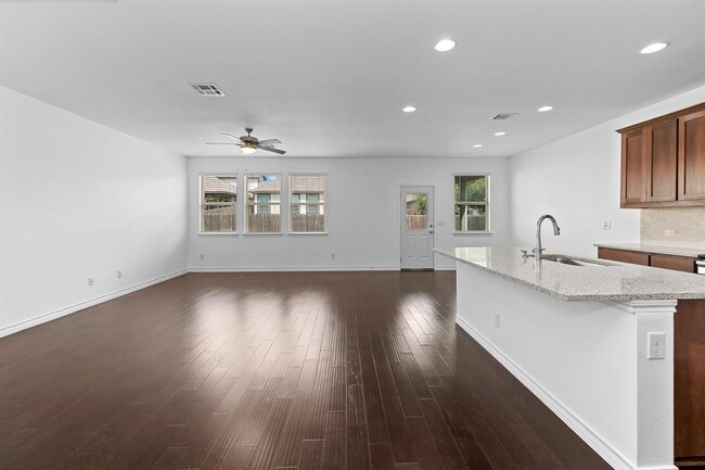 Building Photo - 208 Magna Ln