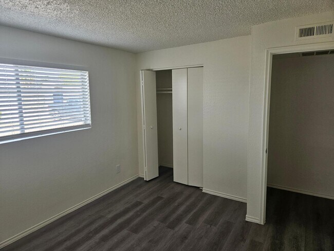 Building Photo - 1307 E Vista Ave