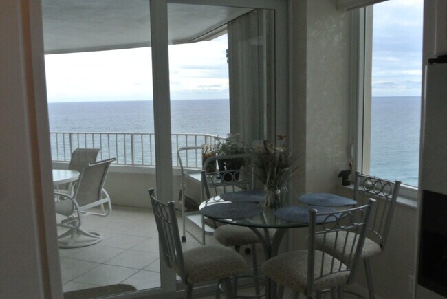 Kitchen/breakfast area - 500 S Ocean Blvd