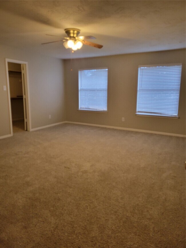 Building Photo - 3715 Pinehurst Dr