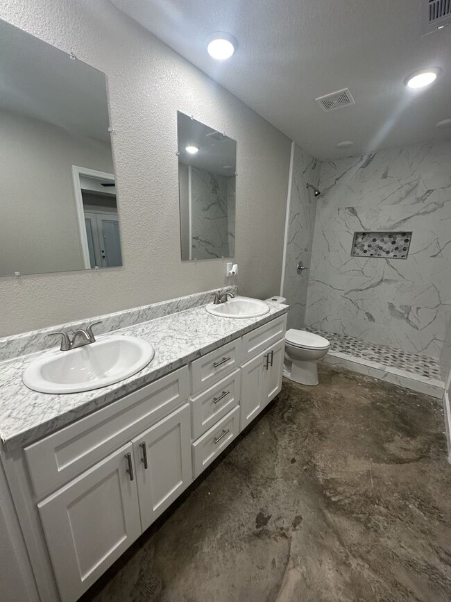 Building Photo - 3 BED 2 BATH HOUSE ON AN ACRE OF LAND! Pet...