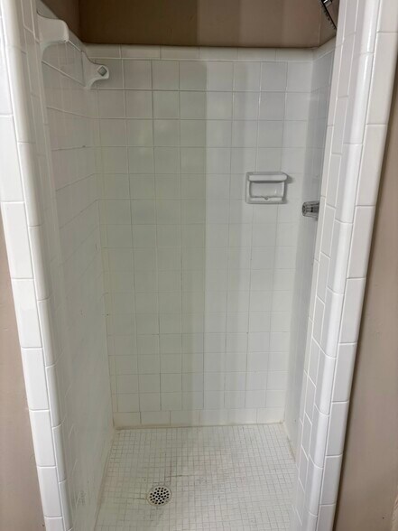 Building Photo - 548 Kenton Dr