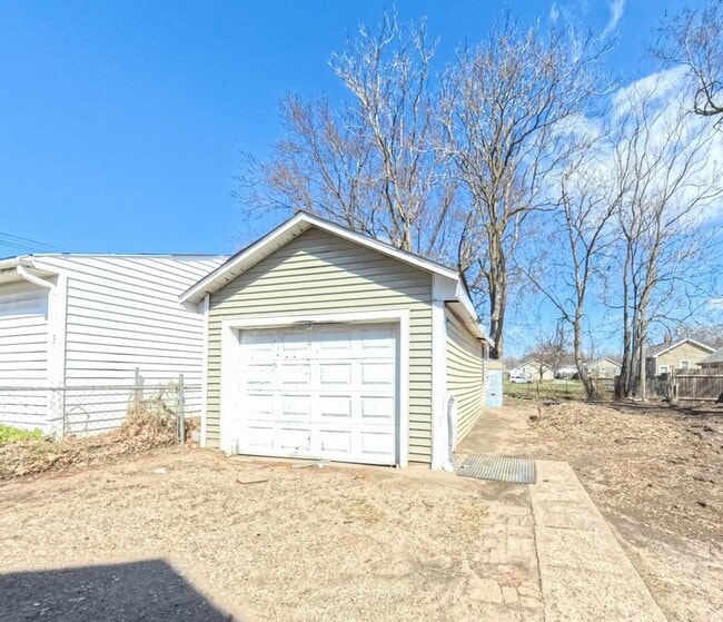 Building Photo - 2 Bedroom on the East Side with Garage