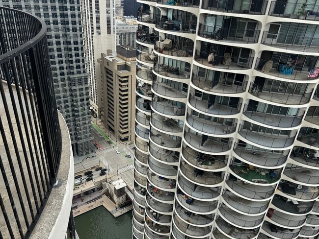 Building Photo - 300 N State St