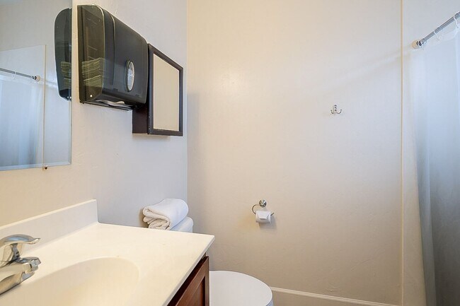 Building Photo - 928 E 6th St