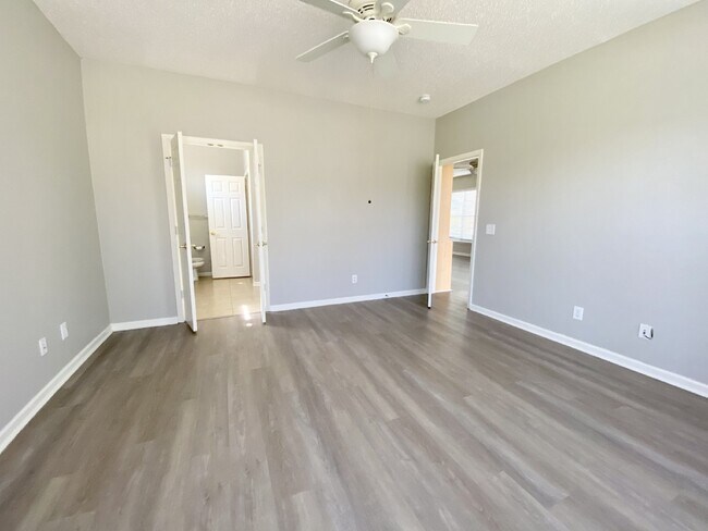Building Photo - Beautiful Three Bedroom Home Sun City Home!