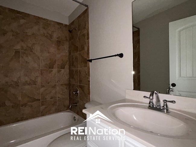 Building Photo - SOUTHAVEN STUNNER! 3BR/2BA | Vaulted Ceilings & Fireplace | Fenced Yard!