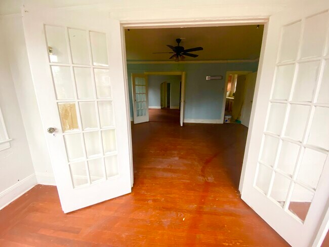 Building Photo - 70 Forest Row