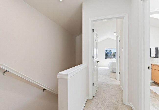 Building Photo - Wonderful 3 bed Townhome w/garage in Northgate! AVAILABLE 10/7/2026!