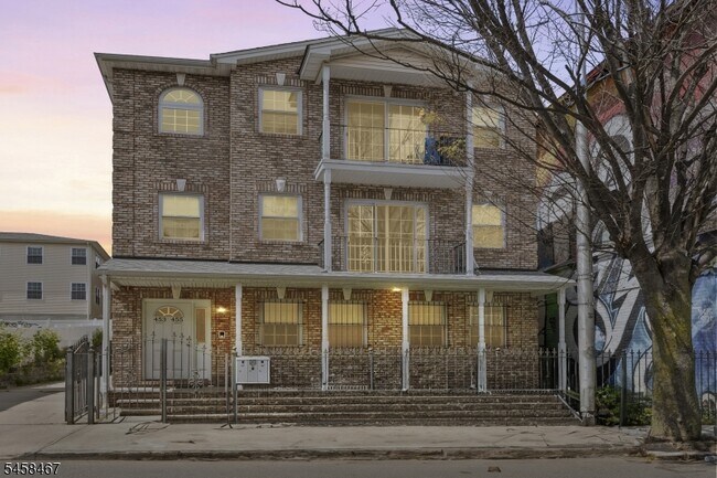 Building Photo - 453 Washington St