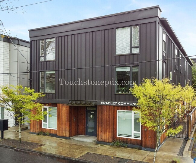 Building Photo - 2nd MONTH RENT FREE!- Contemporary 2 Bedroom, 1.5 Bathroom Apartment, Northeast Portland