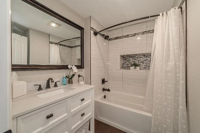 Building Photo - Beautiful Custom Home