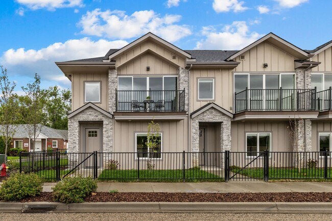 Building Photo - 2213 S Federal Way