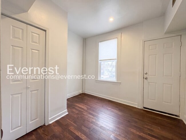 Building Photo - 2-Bed/1-Bath Spacious Condo with Balcony/ Available Now!
