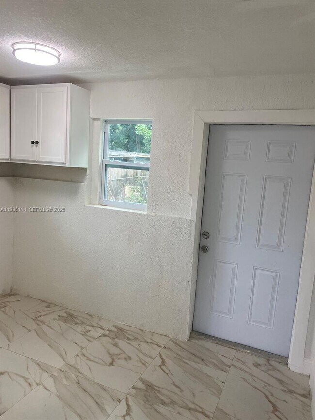 Building Photo - 2122 NW 5th St