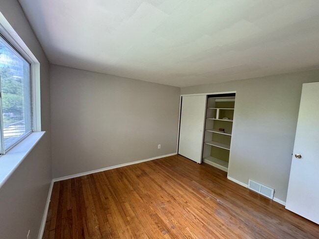 Building Photo - 105 S Christine Cir
