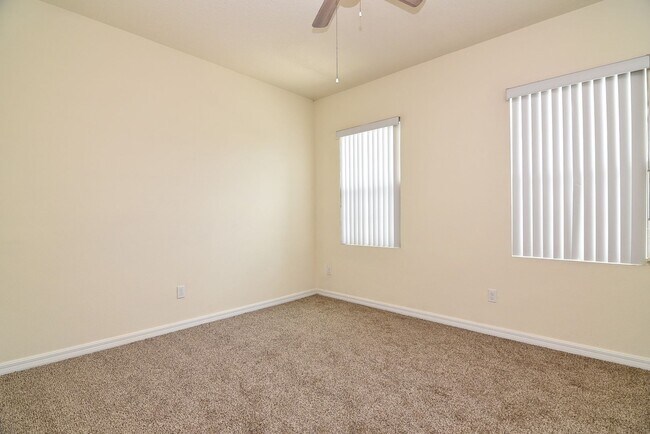 Building Photo - Lovely Town Home Available