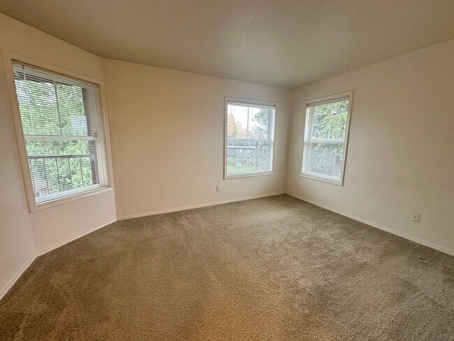 Building Photo - 2 Bedroom Hillsdale Commons Apartment!