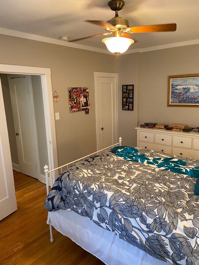 Building Photo - 2326 N Lincoln Park W