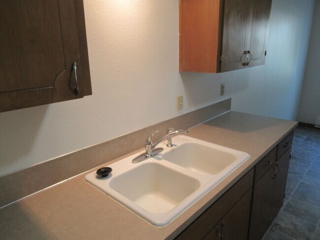 Building Photo - One Bedroom Apartment Close to Downtown