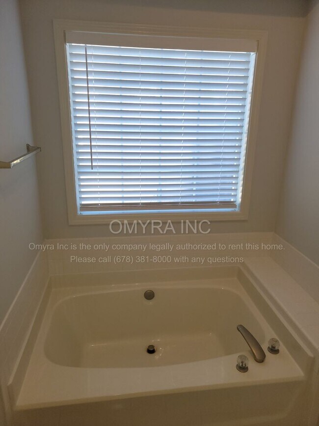 Building Photo - Gorgeous Newly Renovated 3 Bedroom House i...