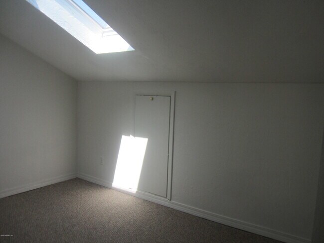 Building Photo - 4401 Seagate Ln N