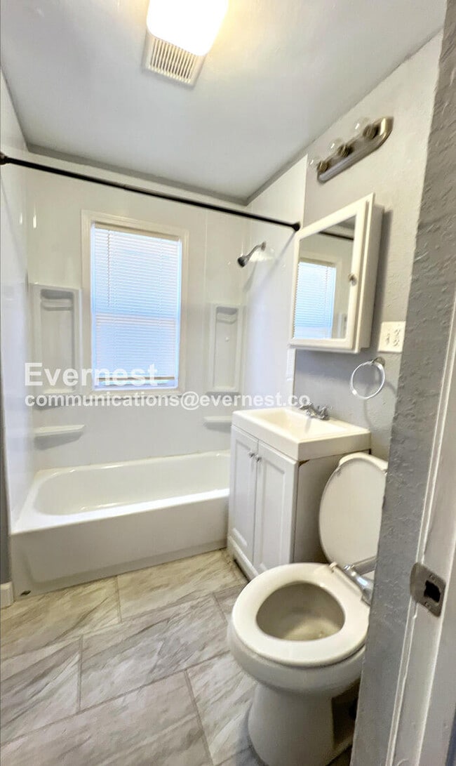 Building Photo - 1402 E 65th St