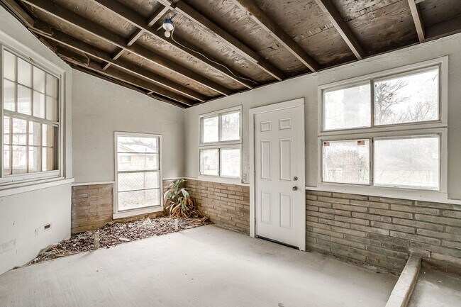 Building Photo - Fully Remodeled 3 Bed, 2 Bath Home in River Oaks w/ Basement- 76114
