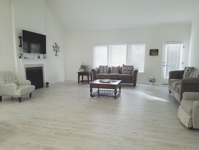 Building Photo - 12 Cindy Ct