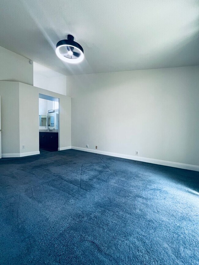 Building Photo - $2450 - 3 Bed/2 Bath Home in a Beautiful Neighborhood
