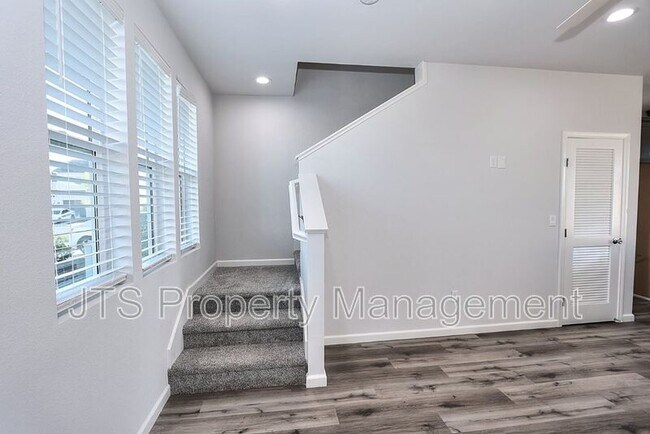 Building Photo - 5 Oak Manor Way