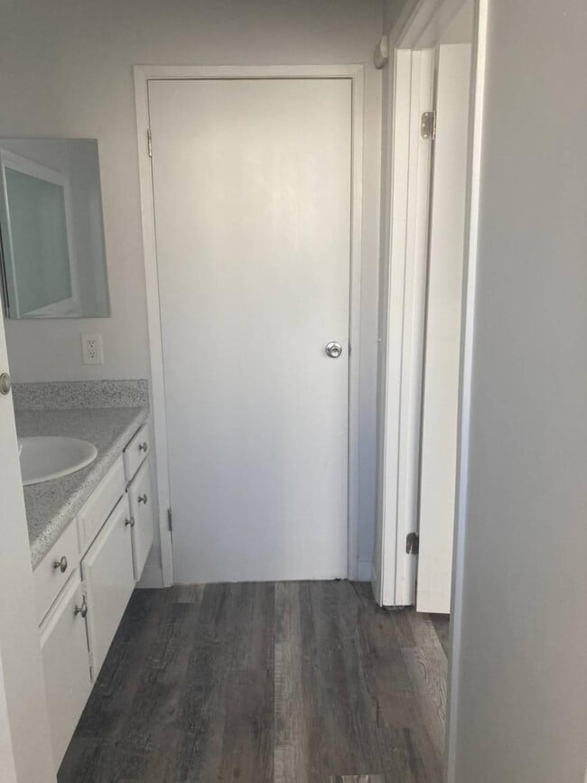 Building Photo - 1.0 bedroom in Los Angeles California 91343