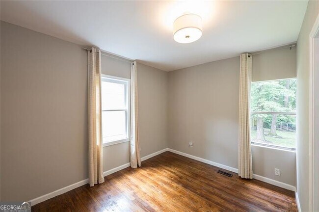Building Photo - 1565 Overland Terrace SE