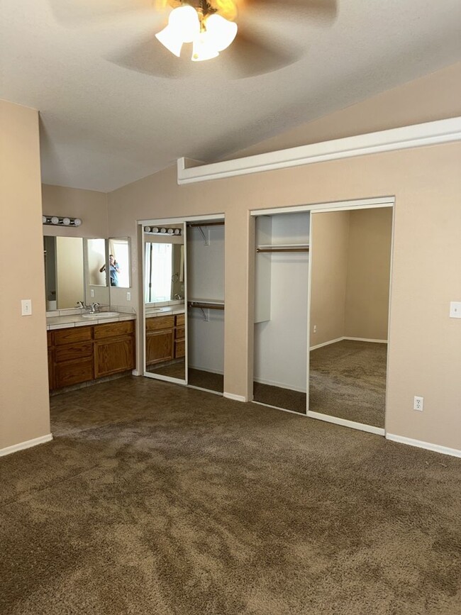 Building Photo - Unfurnished Full Time