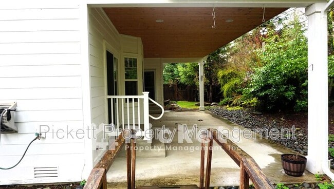 Building Photo - 1627 Lucero Pl E