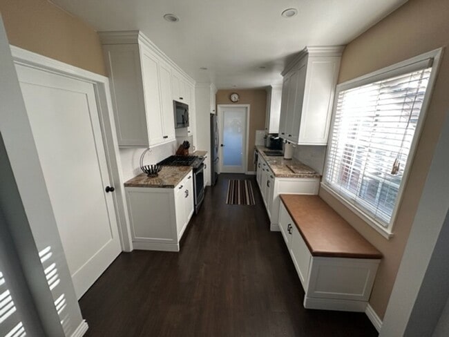 Building Photo - Lakewood living