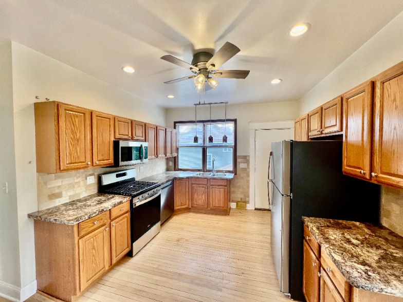 Building Photo - 716 N 9th St