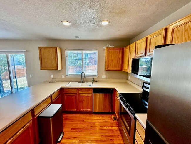 Building Photo - "Charming Centennial Retreat: Spacious 3-Bedroom Home with 2.5 Baths!