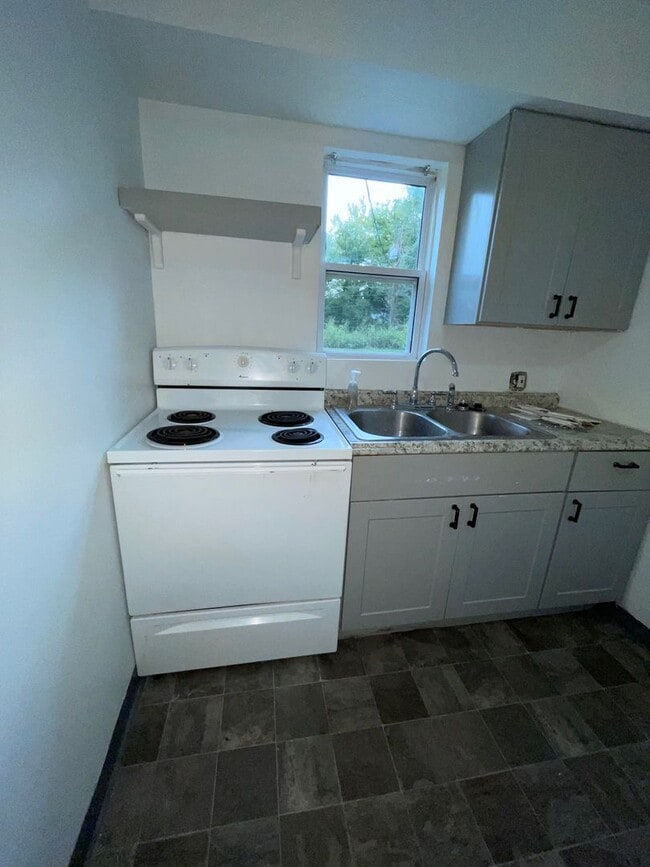 Building Photo - COMING SOON! Cute 2 Bedroom, 1 bathroom in...
