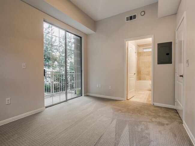 Building Photo - 3225 Turtle Creek Blvd
