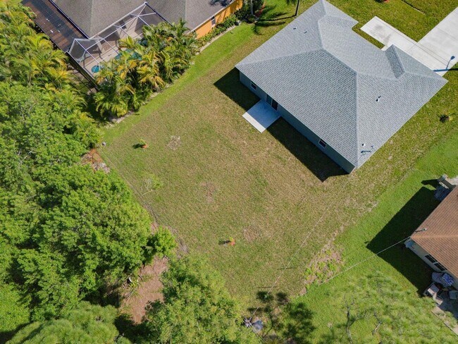 Building Photo - 574 NW Bayshore Blvd