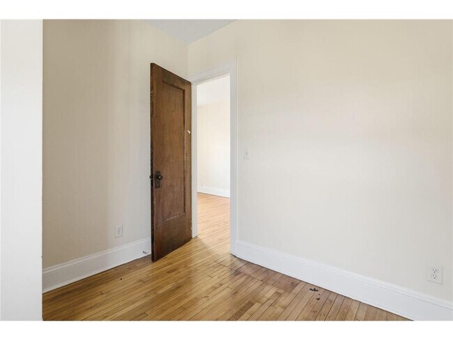 Building Photo - 220 E 19th St