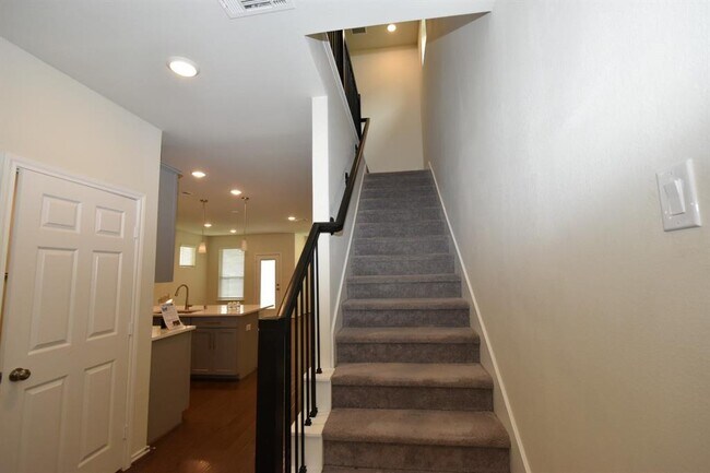 Building Photo - 8647 Cedardale Park Dr