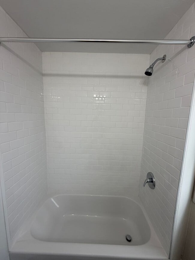 Building Photo - Freshly Renovated 2/1 in the Heart of Columbus