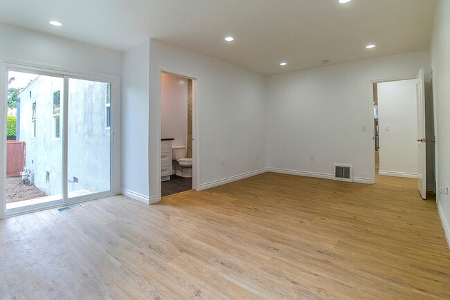 Building Photo - 621 N Bedford Dr