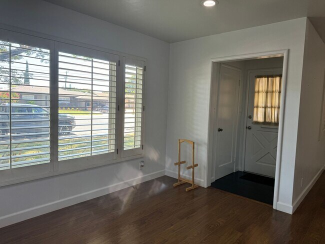 Building Photo - Solar Savings 3 bedroom - 2 bathroom FOR RENT