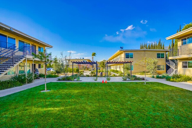 Lawn - 3528 W Adams Blvd