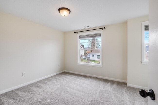 Building Photo - Beautiful 3 bed, 2.5 bath rental home in St. Johns Neighborhood!