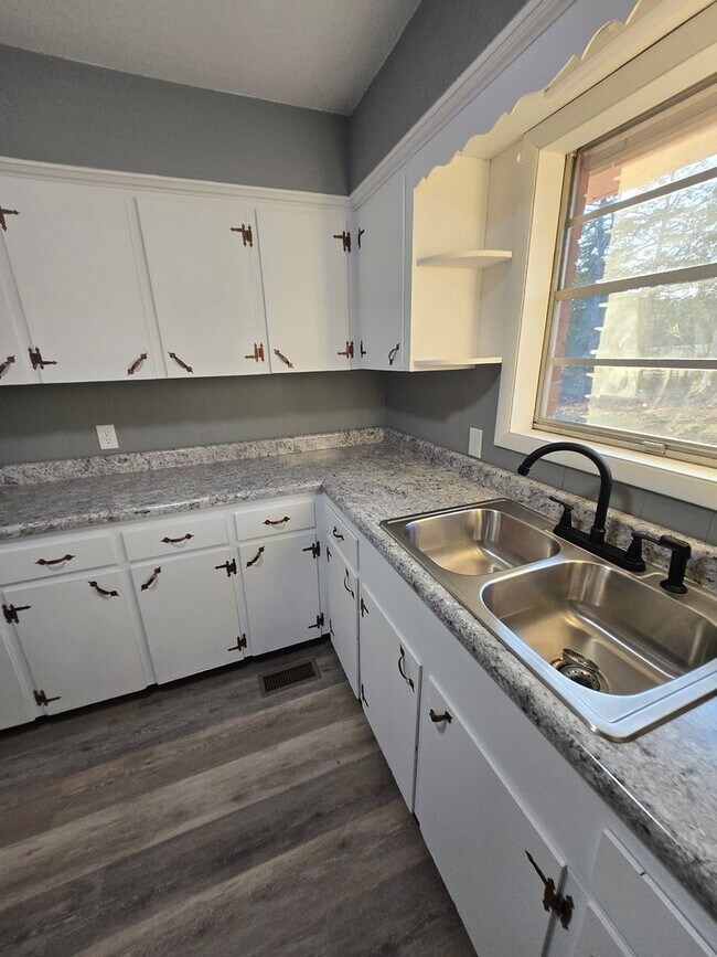 Building Photo - Charming 3-Bedroom, 2-Bathroom Brick Home for Rent