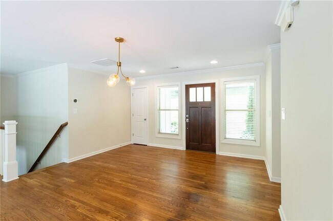 Building Photo - 3014 Skyland Dr NE